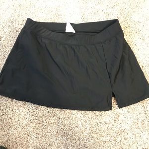 Black swim bottoms/skirt